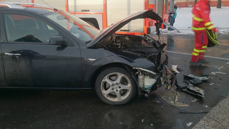Nehoda dvou osobních vozidel v Havířově-Šumbarku. 
