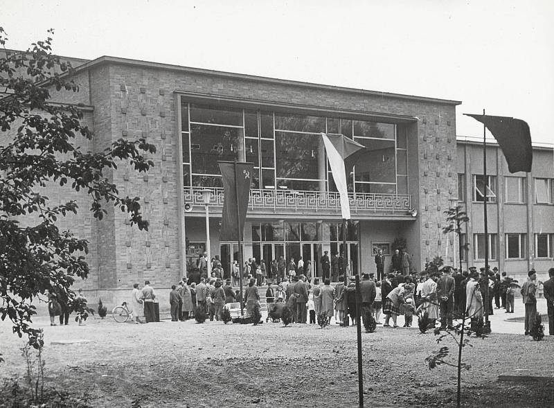 29. dubna 1961 byla slavnostně otevřena budova, v níž dodnes sídli Těšínské divadlo.