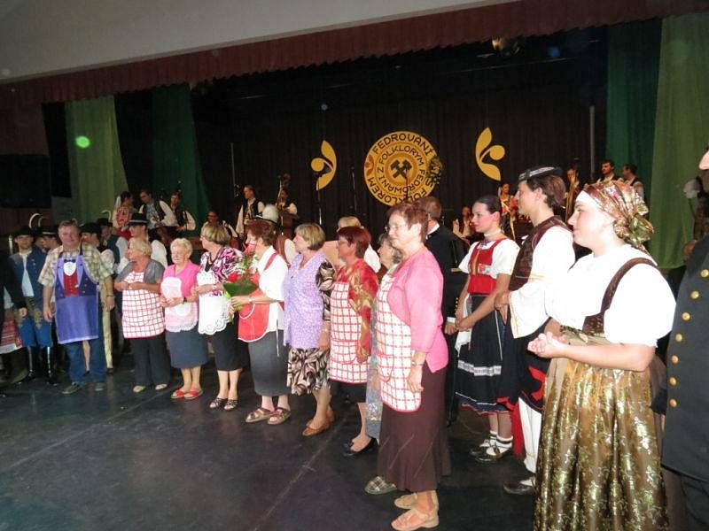 Více než čtyřhodinový maratón plný tance, zpěvu, hudby a také veselých scének. Tak vypadala velkolepá večerní mezinárodní folklorní slavnost ve zcela zaplněném sále Dělnického domu v Horní Suché.