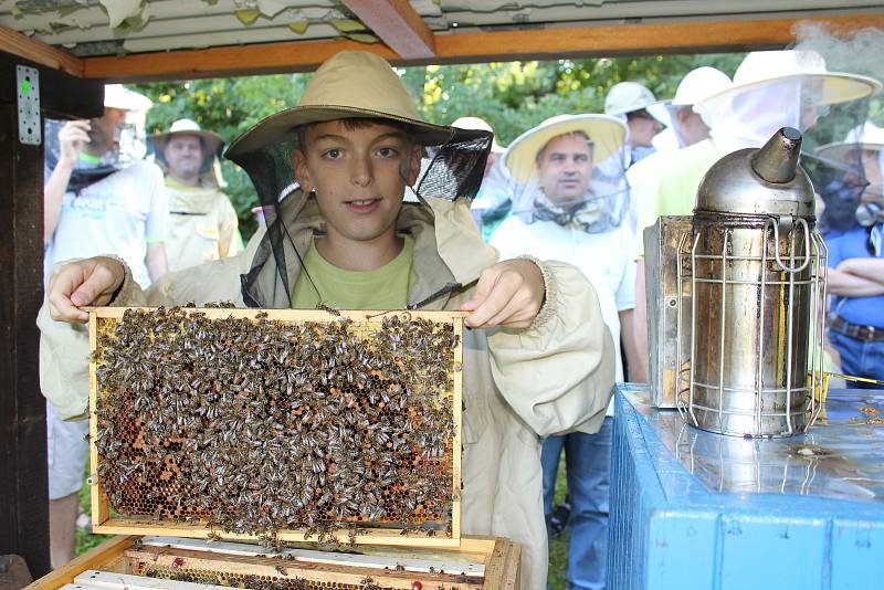 Klienti havířovského Santé se přišli za členy z kroužku Ambrožíci podívat na stáčení medu.