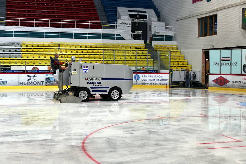 Led kluziště na zimním stadionu v Havířově se nepodařil. Místo bělostného podkladu jsou na něm nepřehlédnutelné fleky.