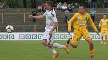 Z utkání Karviná (v bílém) - Sokolov 1:0.