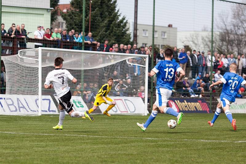 Z utkání Karviná (v bílém) - Vlašim 2:0.