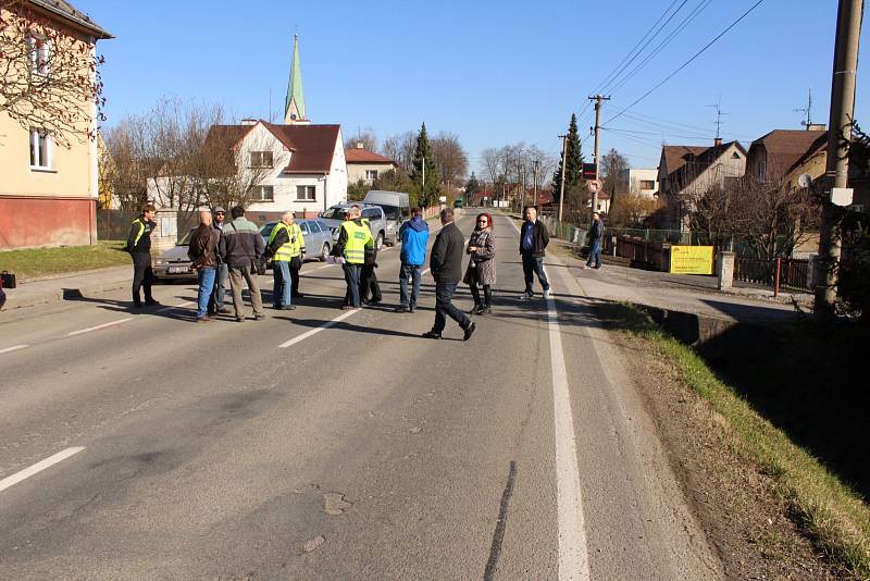 V Albrechticích se konal další vyšetřovací pokus k objasnění vážné nehody, kdy auto srazilo a těžce zranilo chodkyni.