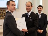 Slavnostní předávání Ceny vévody z Edinburghu. Milan Varga přebírá cenu od prince Edwarda, bratra britského prince Charlese. 