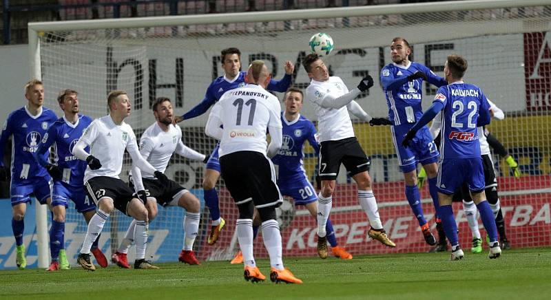 Karvinští fotbalisté (v bílém) uhráli na Hané bod.