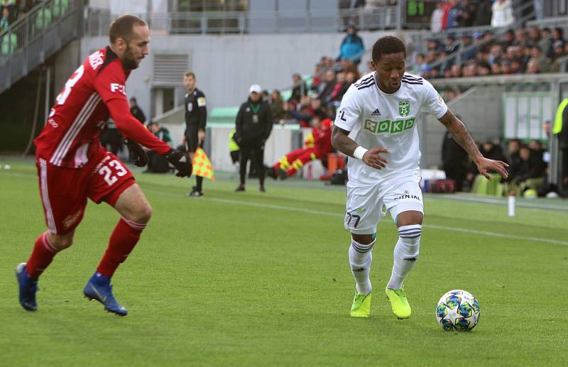 Karviná (v bílém) doma opět nevyhrála. S Olomoucí remizovala 1:1.