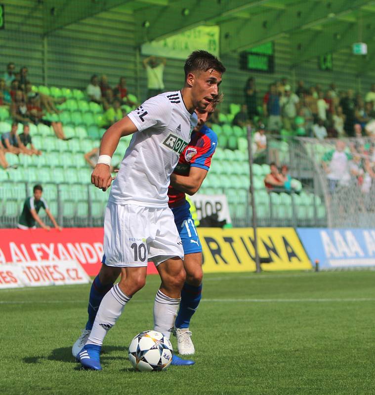 Karvinští fotbalisté (v bílém) podali proti Plzni kvalitní výkon. Nicméně prohráli 0:1.