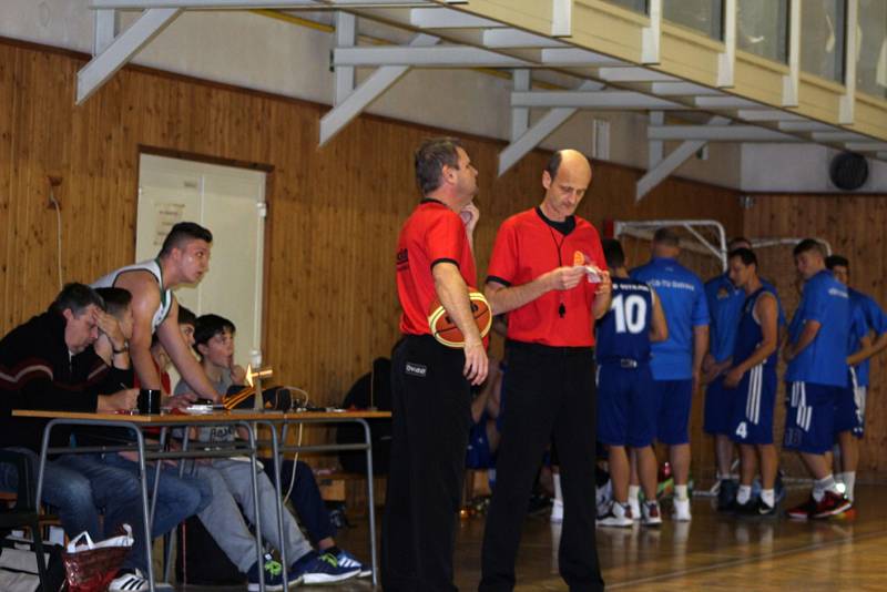 Basketbalisté Karviné (v bílém) schytali od VŠB Ostrava debakl.