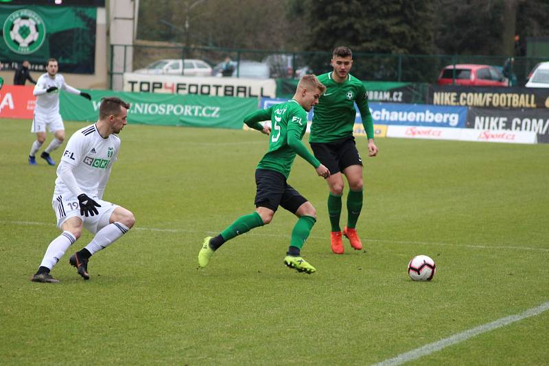 Karvinští fotbalisté (v bílém) nepřekvapili a prohráli.