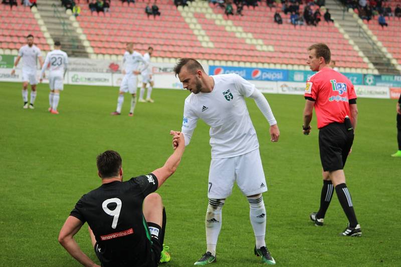 Karvinští fotbalisté (v bílém) prohráli po bezkrevném výkonu v Příbrami.