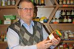 Václav Sciskala se chovu včel a výrobě medu věnuje 40 let. Foto: Martina Sznapková