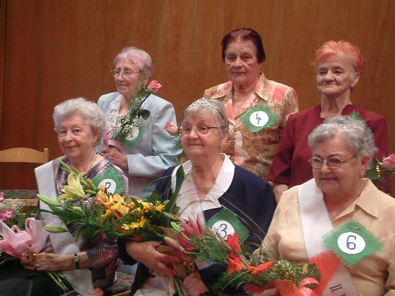 Miss a vicemiss seniorka. Dámy v popředí zleva: Anna Vitásková, Růžena Cimalová, Emílie Molinková.  