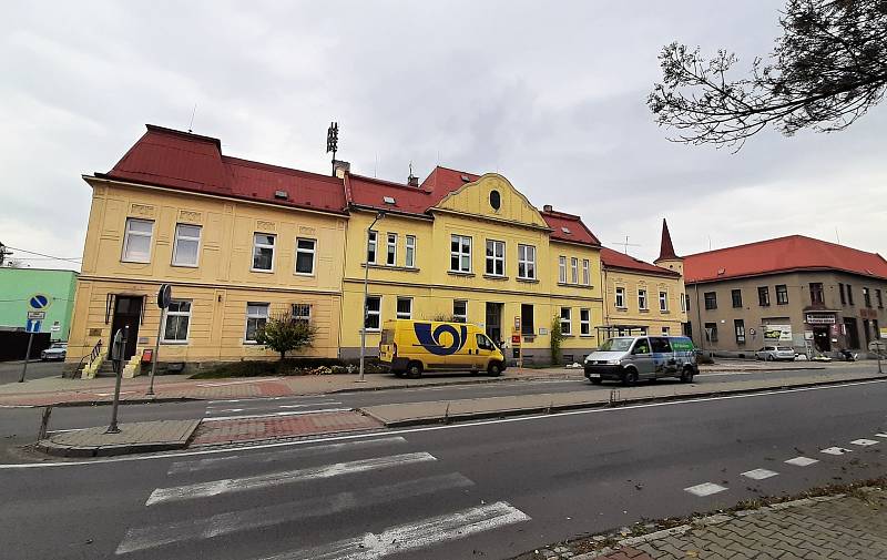 Bohumín-Skřečoň. Ulice 1. máje, budova pošty.