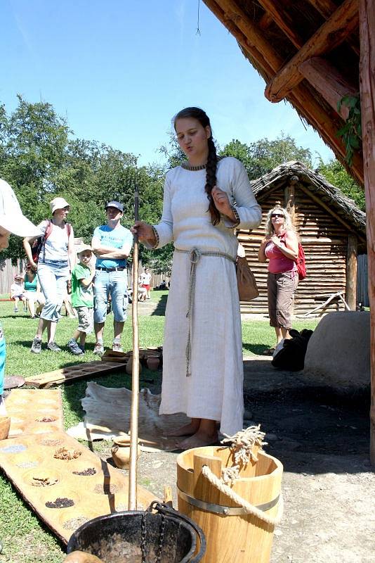 Oslavy svátku Cyrila a Metoděje byly v Archeoparku v Chotěbuzi plné zábavy i poučení o dávných dobách a bavili se tady děti i dospělí.