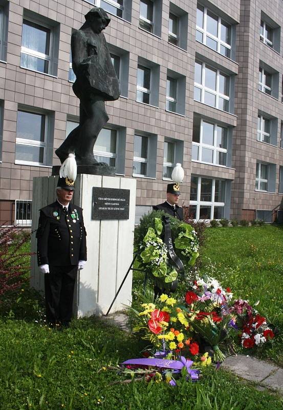 Na Univerzitním náměstí v Karviné se v sobotu před polednem konal u příležitosti letošních Hornických slavností konal pietní akt jak o vzpomínka na horníky, kteří zahynuli při práci v dolech.