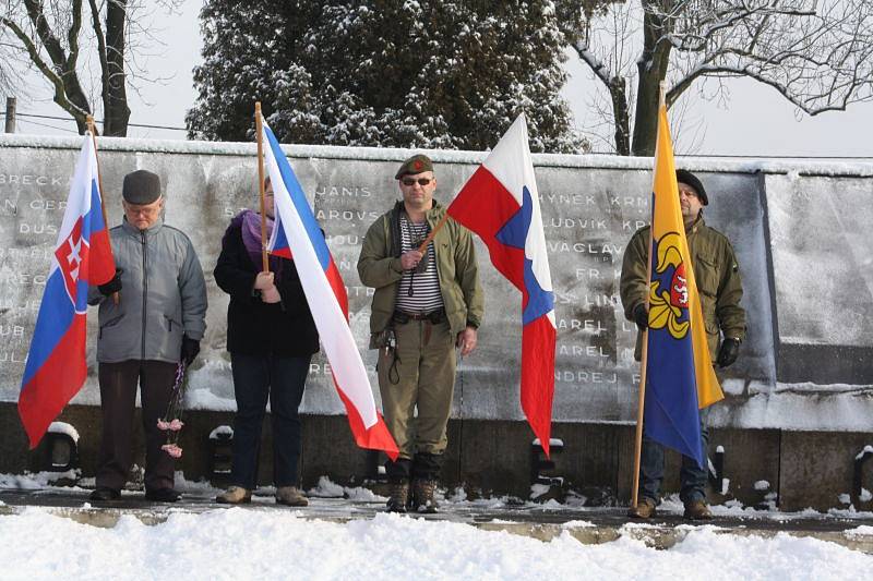 Devadesát šest let od konce tzv. Sedmidenní války si v sobotu dopoledne v Orlové připomněli zástupci Československé obce legionářské, České a slovenské obce dělostřelecké a České obce sokolské, pracovníci Muzea Těšínska, místní politici i veřejnost.