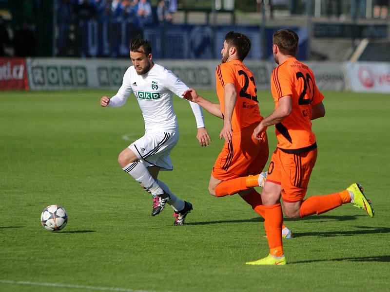 Karvinští fotbalisté (v bílém) zvládli dohrávku s Frýdkem-Místkem a vrátili se na postupové pozice.