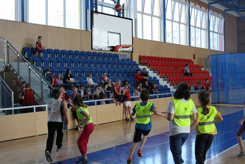 Soutěž dětí v minibasketbale.