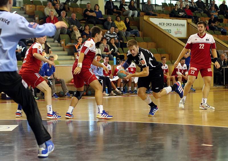 Karvinští házenkáři (v černém) zdolali v derby Kopřivnici.