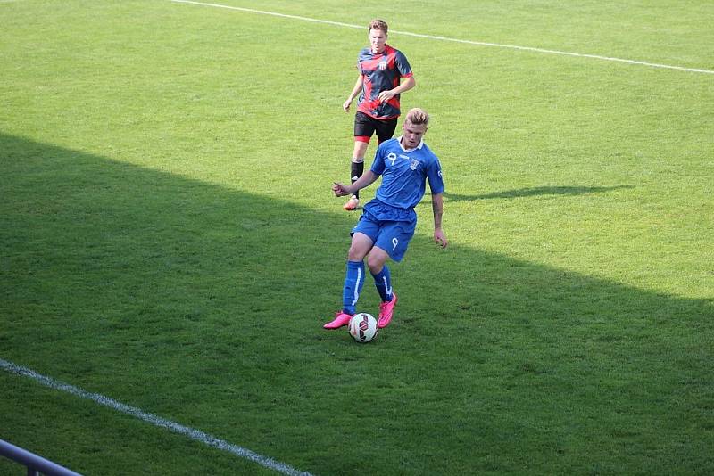 Havířovský dorost (v modrém) porazil Vsetín 6:0.