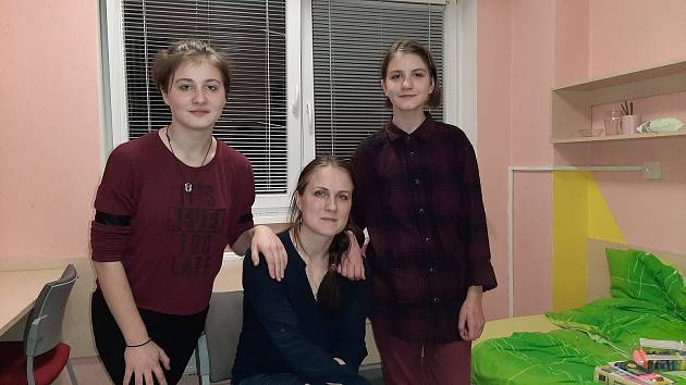 Karviná. Evhenija Fursova (uprostřed) s dcerami Anastasií (vlevo) a Serafimou. Přijely minulý týden z Luhanské oblasti. Zatím plánují se v Karviné usadit.