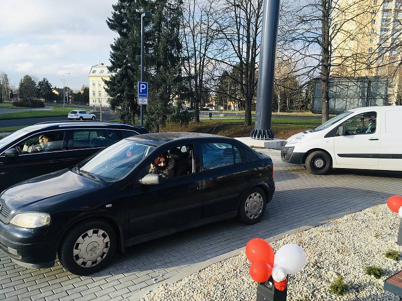 Třetí den provozu nového karvinského KFC. Prázdno u okének nebývá, právě naopak.