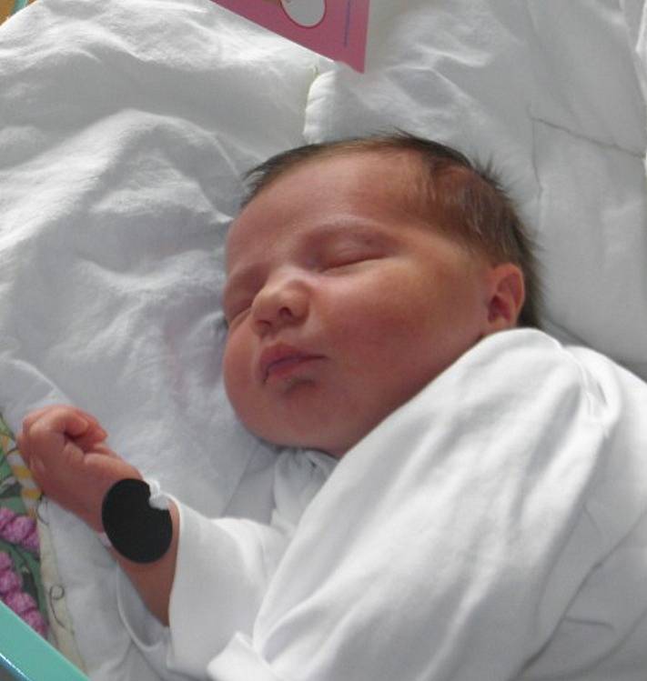 Emma se narodila 6. července mamince Dominice Sarkové z Karviné. Po narození holčička vážila 3190 g a měřila 48 cm.