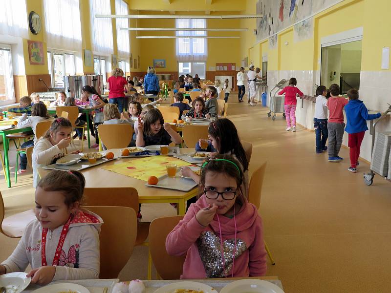 Školní jídelna ZŠ Gorkého v Havířově. 