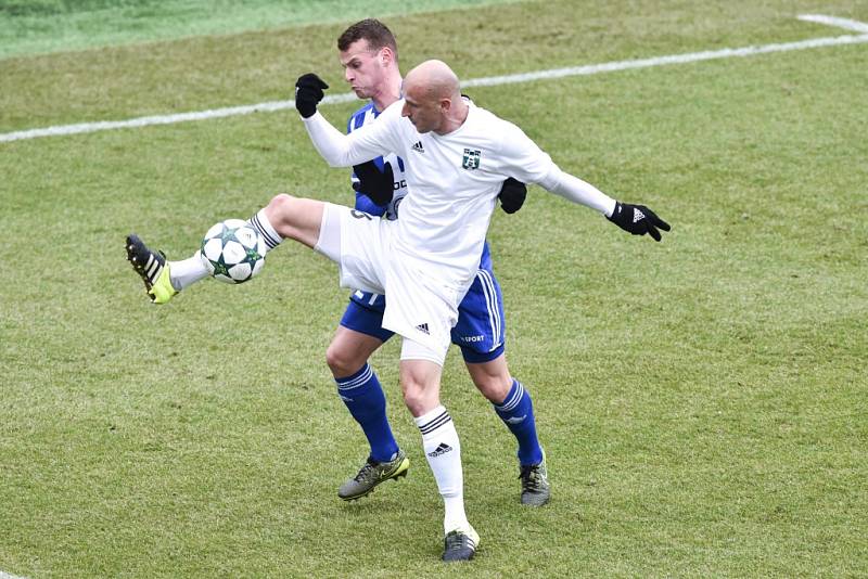 Karvinští fotbalisté (v bílém) remizovali doma s Mladou Boleslaví 1:1.