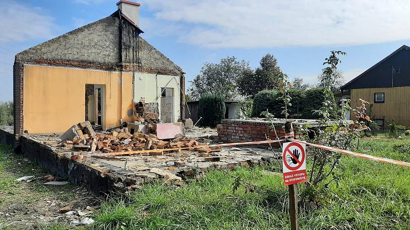 V doubravské kolonii se bourají některé dvojdomky. Místním vadí, že jejich torza stále stojí. Je to prý nebezpečné místo.