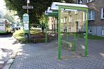 Některé autobusové zastávky v Havířově dostaly nové čekárny s lavičkami. Zastávka na Národní třídě.