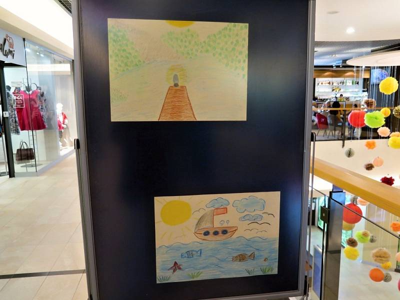 Výstava dětských kreseb v obchodním centru Elan v Havířově.