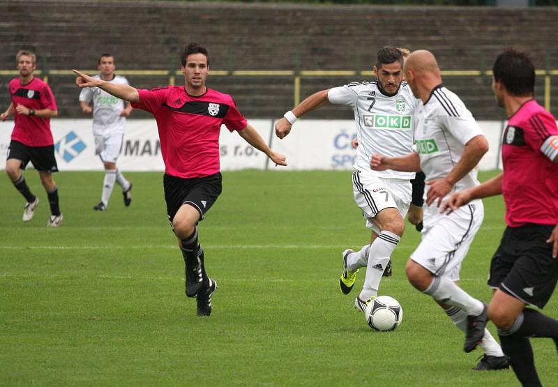 Karvinští fotbalisté (v bílém) doma znovu selhali střelecky a na rozdíl od Zlína i herně.