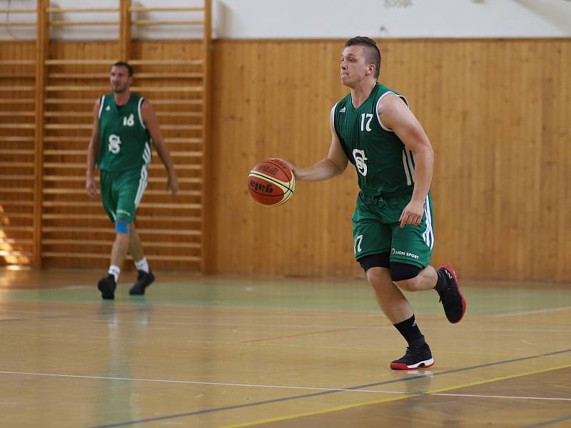 Basketbalisté Karviné (v zeleném) zdolali VŠB Ostrava a skončili na Emil Cupu druzí.