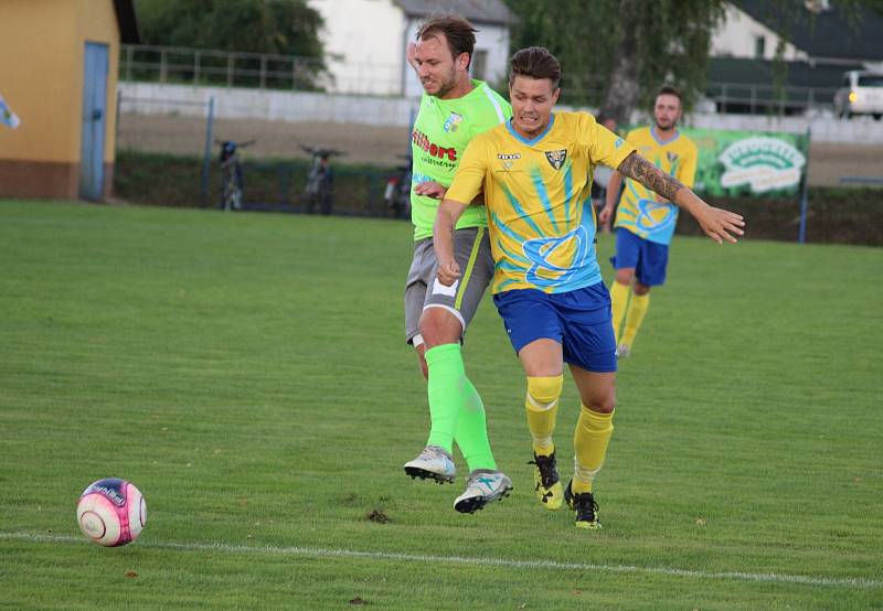 Fotbalisté Petrovic (v zeleném) na úvod krajského přeboru vyhráli nad Datyněmi 3:1.