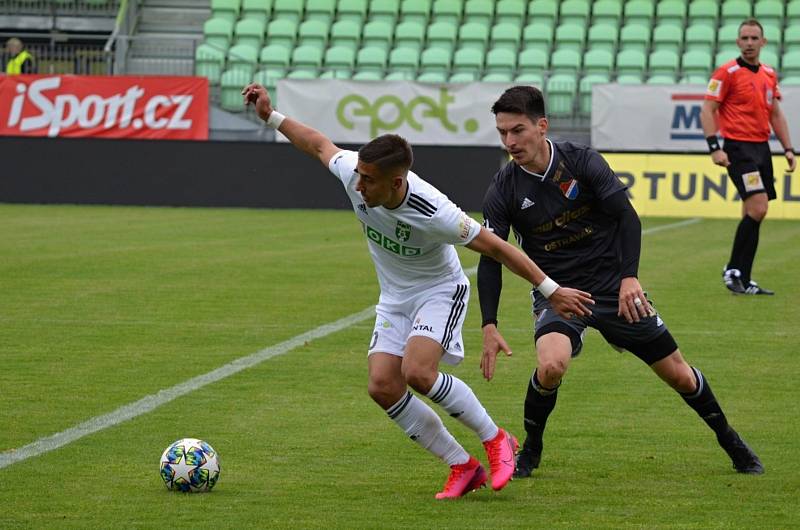 Karvinští fotbalisté (v bílém) remizovali v přípravném duelu s Baníkem Ostrava 2:2.