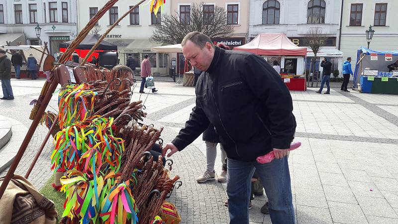 Na Masarykově náměstí v Karviné začal ve středu ráno dvoudenní velikonoční jarmark. Na oba dny je připraven bohatý kulturní program ukázky šikovné práce lidových řemeslníků i úžasné výkony pouličních artistů, třeba kejklířů, žonglérů nebo flašinetáře. Nec