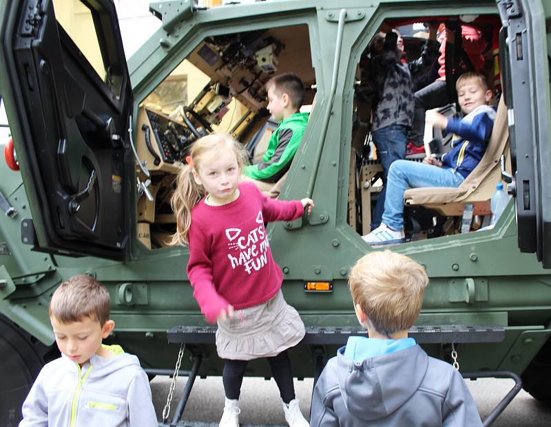 Polští vojáci jednotek NATO přijali pozvání polské základní školy v Karviné a přivezli dětem ukázat svou výstroj a techniku, se kterou se účastní i Dne NATO v Ostravě.