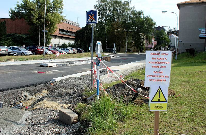 Částečně zprovozněný kruhový objezd u zimního stadionu.