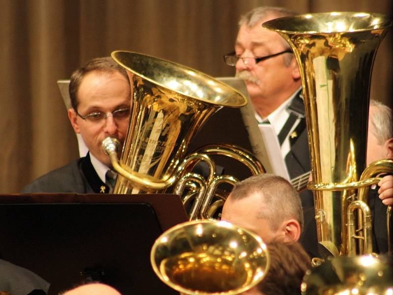 Karvinský dechový orchestr Májovák odehrál v domě kultury v Karviné svůj tradiční Novoroční koncert. 