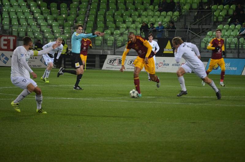 Karvinští fotbalisté (v bílém) jsou v pohárovém čtvrtfinále. Doma zdolali Duklu po penaltách.