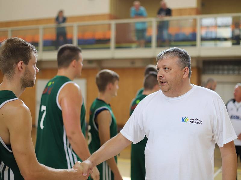 Basketbalisté Karviné (v zeleném) zdolali VŠB Ostrava a skončili na Emil Cupu druzí.