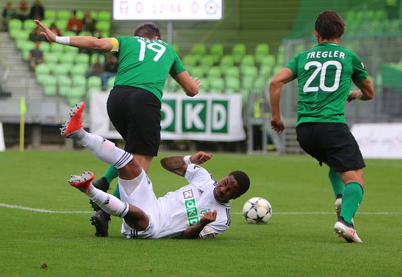 Karvinští (v bílém) se radují z třetí výhry v sezoně. V atraktivním utkání zdolali Příbram 4:1.