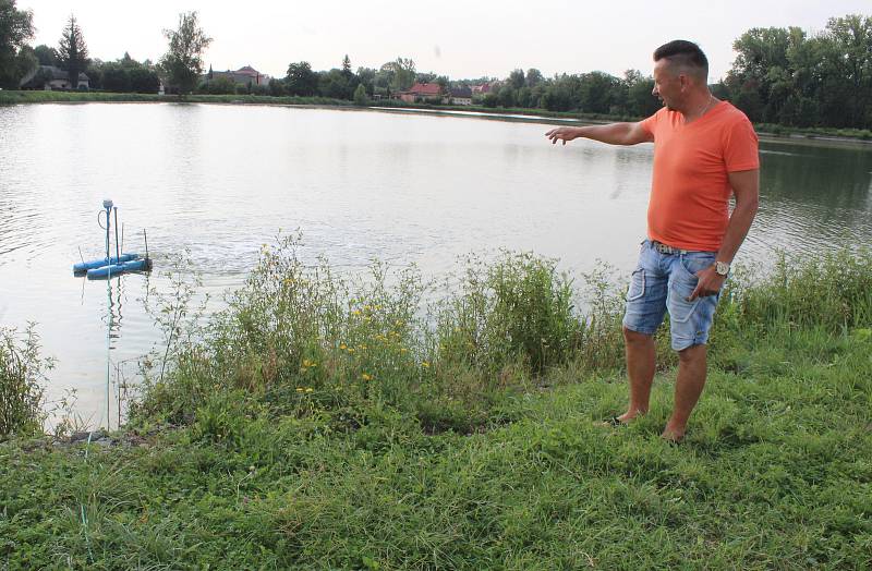 Ranní kontroly rybníků a přístrojů na okysličení vody jsou nyní každodenní starostí rybářů v kraji, na snímku kontroluje chovné rybníky předseda karvinské místní organizace Českého rybářského svazu Roman Martinek.