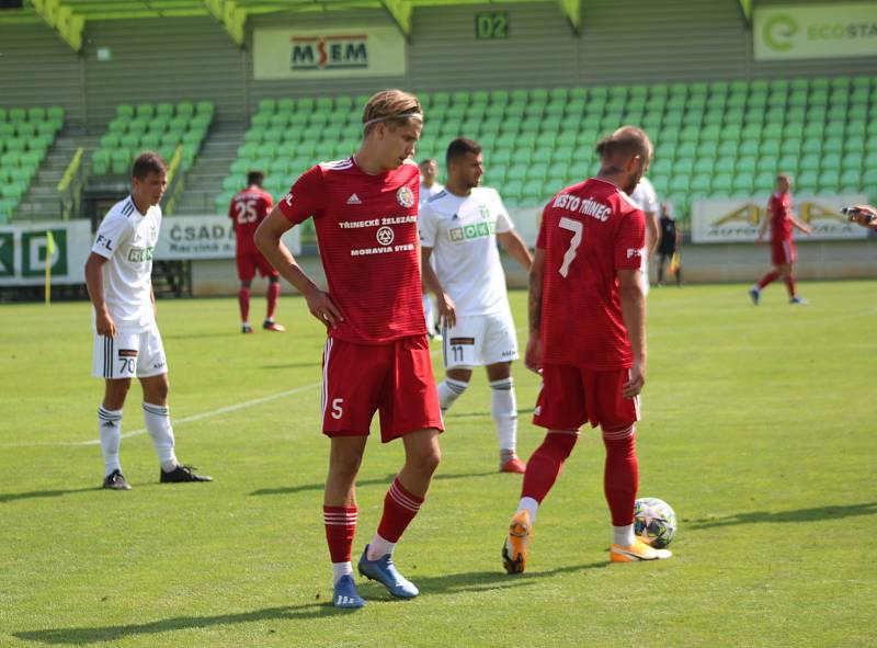 Fotbalisté Karviné (v bílém) remizovali s Třincem 1:1.