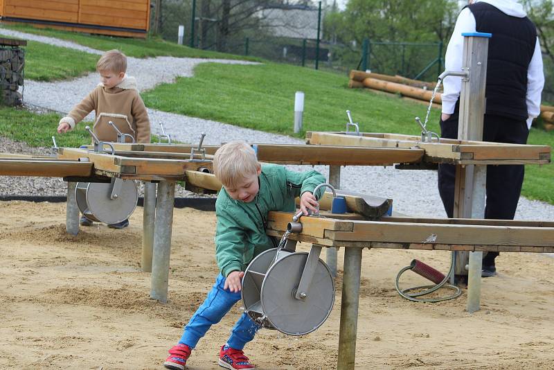 Spoustu atrakcí pro děti a pohodové zázemí pro jejich rodiče nabízí Park Dakol v Petrovicích u Karviné. Velkou atrakcí je bezesporu kontaktní mini zoo, kde si děti mohou vzít zvířata do ruky.