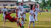 Fotbalisté Slavoje (v bílém) vyprovodili v posledním kole druhý Svinov výsledkem 5:1. I to svědčí o jejich letošní převaze.