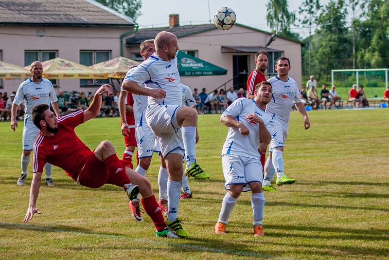 Fotbalisté Slavoje (v bílém) vyprovodili v posledním kole druhý Svinov výsledkem 5:1. I to svědčí o jejich letošní převaze.