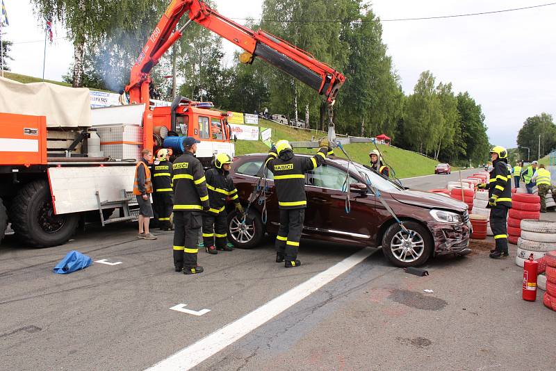 Opilý řidič havaroval těsně před zahájením motocyklových závodů v prostoru startu a cíle. Auto po nárazu do bariéry z pneumatik obrátil na střechu.